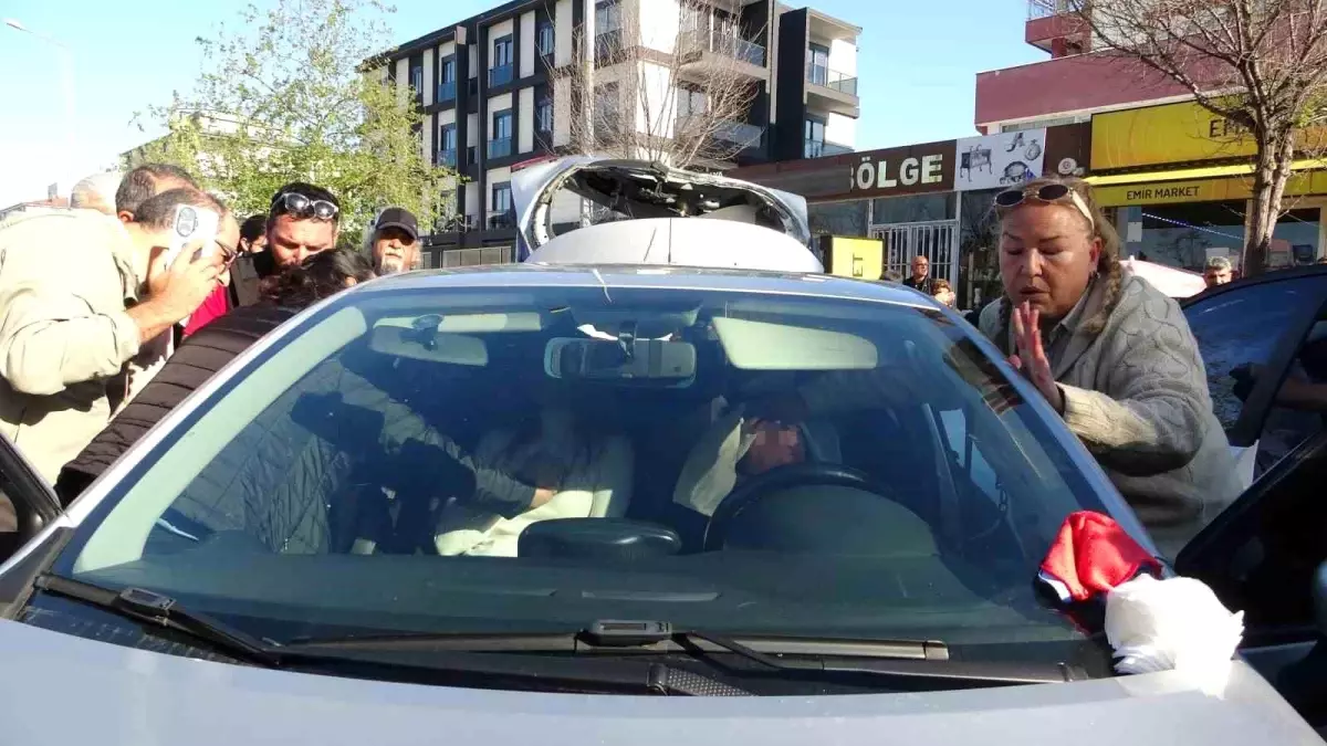 Antalya’da Sürücü Adayının Aracına Çarpan Otomobilde 3 Yaralı